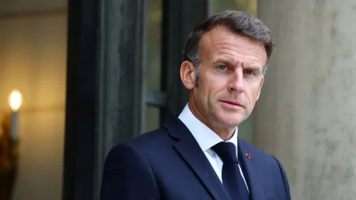 Algérie: la France n'a aucun "objectif chiffré" et "aucun laxisme" sur les visas, affirme Macron