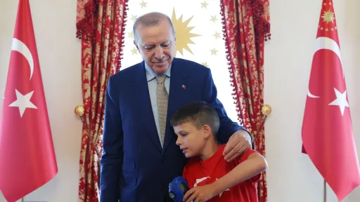 أردوغان يستقبل الطفل البريطاني جوشوا هاريس صاحب حملة "لا تكره.. اصنع كعكة"