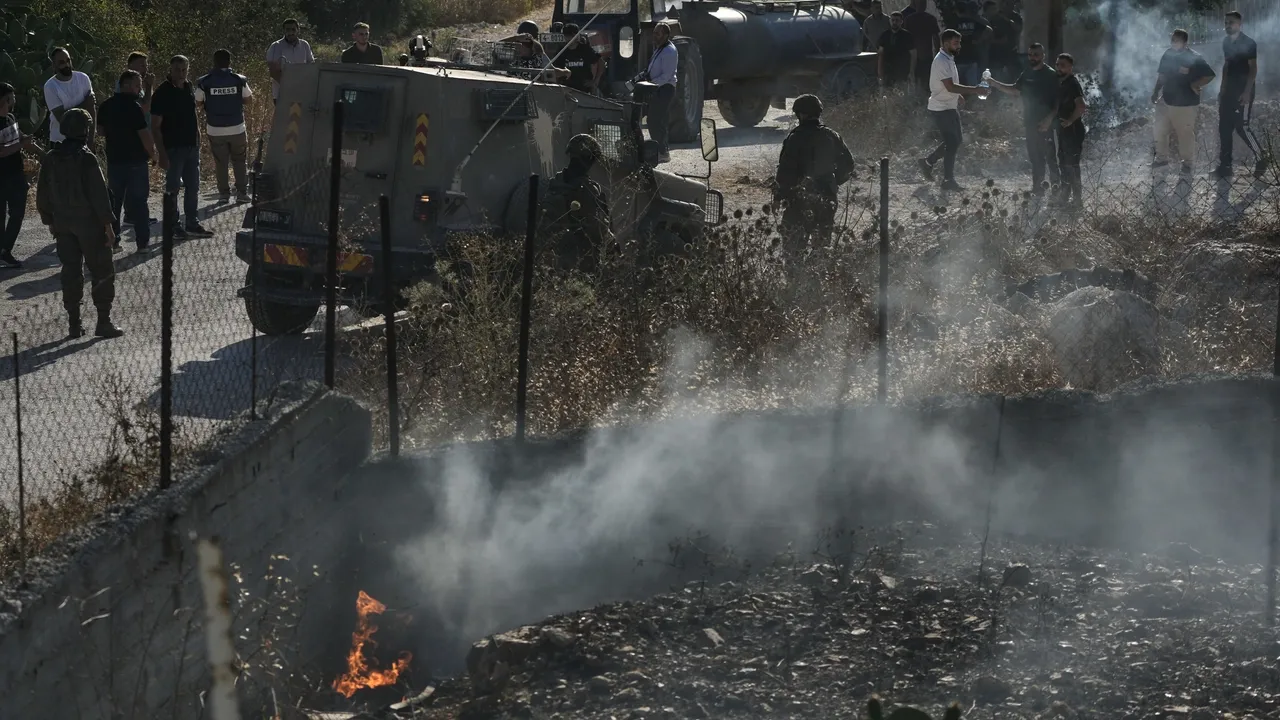 مستوطنون يصيبون فلسطينيَّيْن ويحرقون منزلاً في الضفة وتحذيرات أممية من تصاعد الاعتداءات
