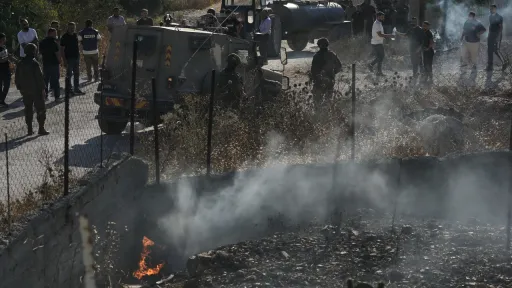 مستوطنون يصيبون فلسطينيَّيْن ويحرقون منزلاً في الضفة وتحذيرات أممية من تصاعد الاعتداءات