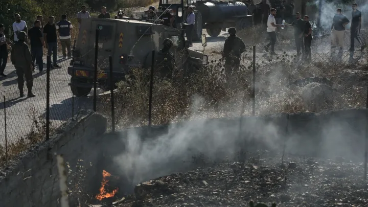 مستوطنون يصيبون فلسطينيَّيْن ويحرقون منزلاً في الضفة وتحذيرات أممية من تصاعد الاعتداءات