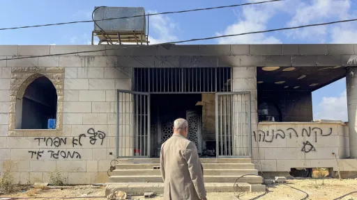 Qeyri-qanuni israilli köçkünlər İordan çayının qərb sahilində iki məscidi yandırıblar