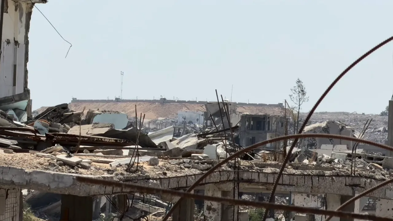 Israel builds earthen barrier across Gaza, illegally annexing the enclave in plain sight