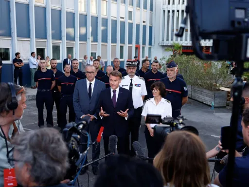 Macron agradece à Türkiye pelo envio de aviões de combate a incêndios para França