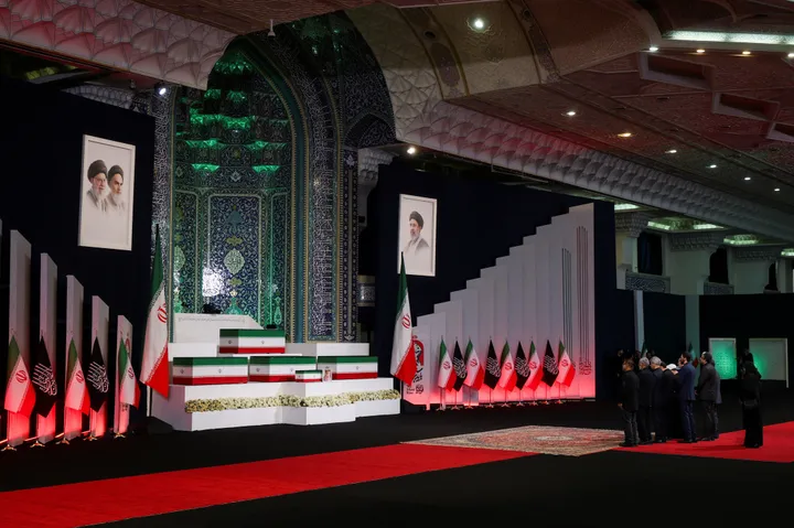 وصول جثمان خامنئي إلى مصلى الإمام الخميني في طهران تمهيداً لتشييعه