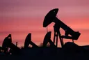 Цените на нафтата паднаа на најниско ниво од февруари откако ОПЕК го зголеми производството