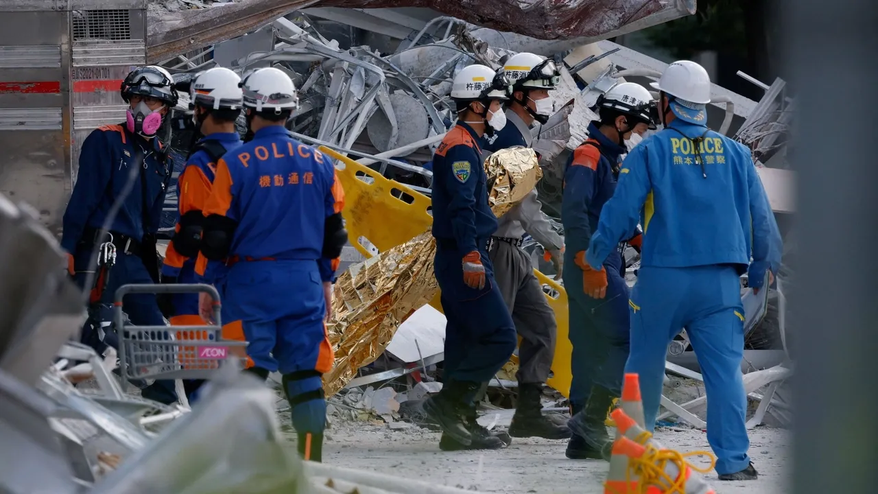 Número de mortos no terramoto no Japão sobe para 30, equipas de resgate procuram sobreviventes