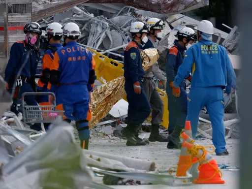 Número de mortos no terramoto no Japão sobe para 30, equipas de resgate procuram sobreviventes