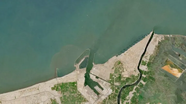 Egypt port attack raises threat to Suez Canal navigation