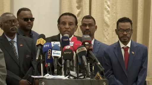رئيس وزراء السودان: الجيش يمسك بزمام الأمور ودارفور وكردفان على مرمى حجر من التحرير الكامل