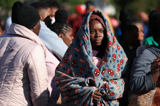 Maelfu wakusanyika karibu na mpaka wa Afrika Kusini na Zimbabwe huku wimbi la wahamiaji likiondoka
