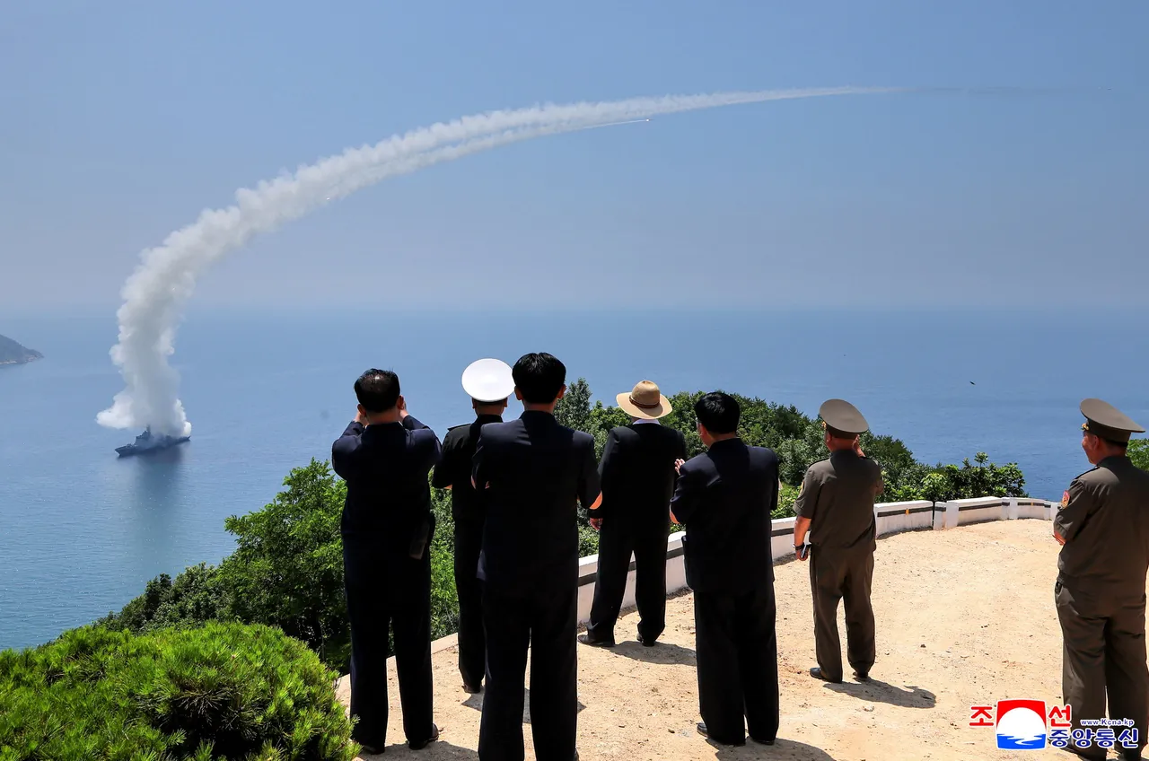 북한, 신형 5,000톤급 구축함서 전략순항미사일 및 기타 무기 시험발사