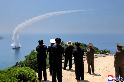 북한, 신형 5,000톤급 구축함서 전략순항미사일 및 기타 무기 시험발사