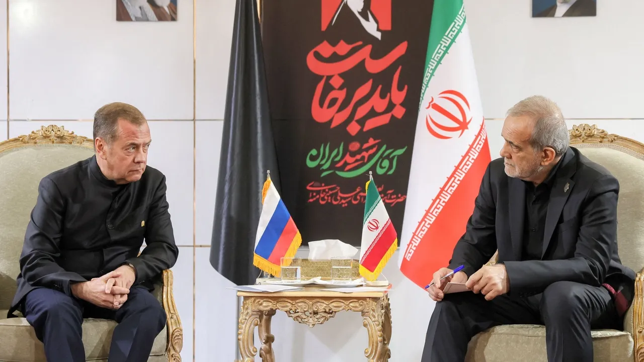 مدودف: با رئیس‌جمهور ایران درباره ایجاد «پلتفرم مشترک کشورهای تحت تحریم» گفت‌وگو کردیم