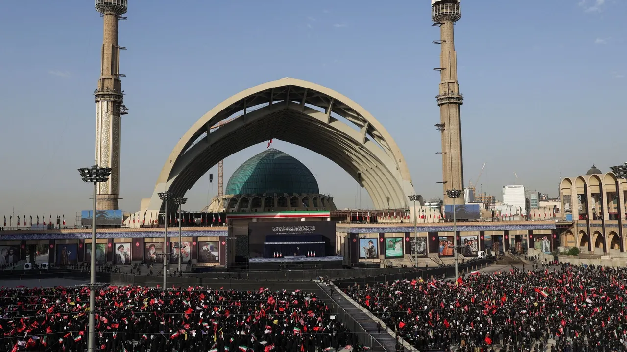 Começam no Irão as cerimónias fúnebres de Ali Khamenei, enquanto multidões clamam por vingança