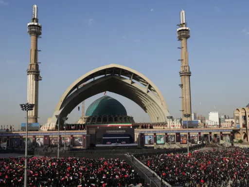 Começam no Irão as cerimónias fúnebres de Ali Khamenei, enquanto multidões clamam por vingança