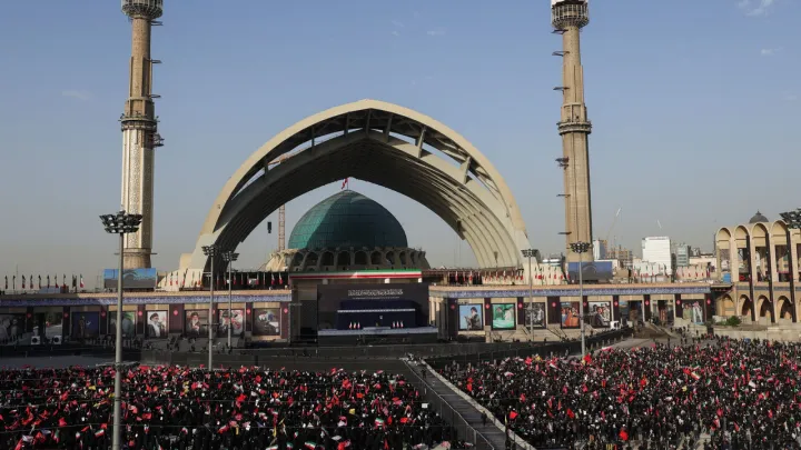 Começam no Irão as cerimónias fúnebres de Ali Khamenei, enquanto multidões clamam por vingança