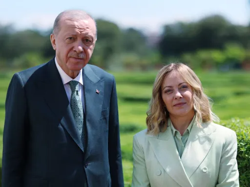 Erdogan e Meloni discutem laços de defesa antes da cimeira da NATO em Ancara