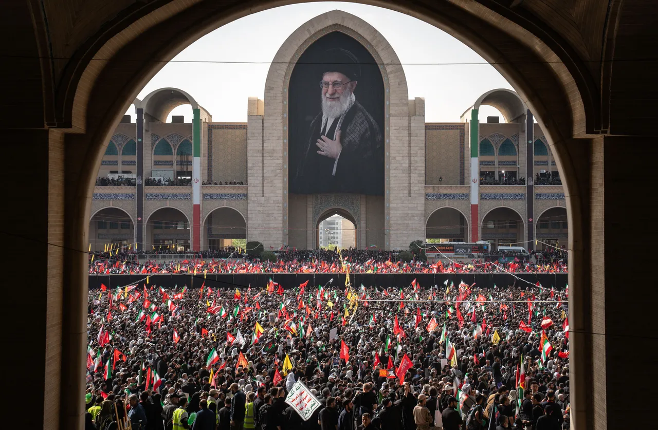 Iran: immense foule à la prière funéraire pour Ali Khamenei