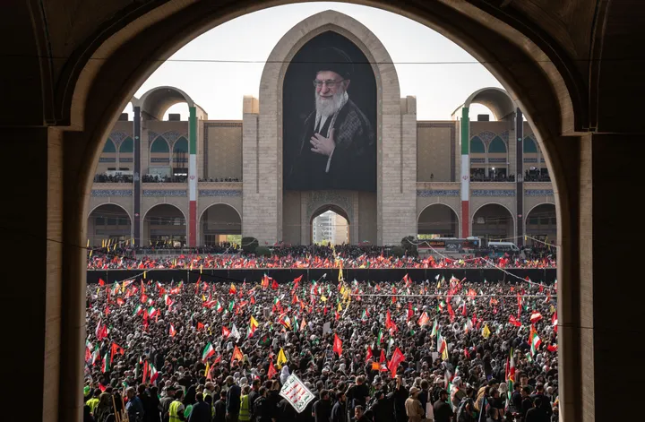 Iran: immense foule à la prière funéraire pour Ali Khamenei