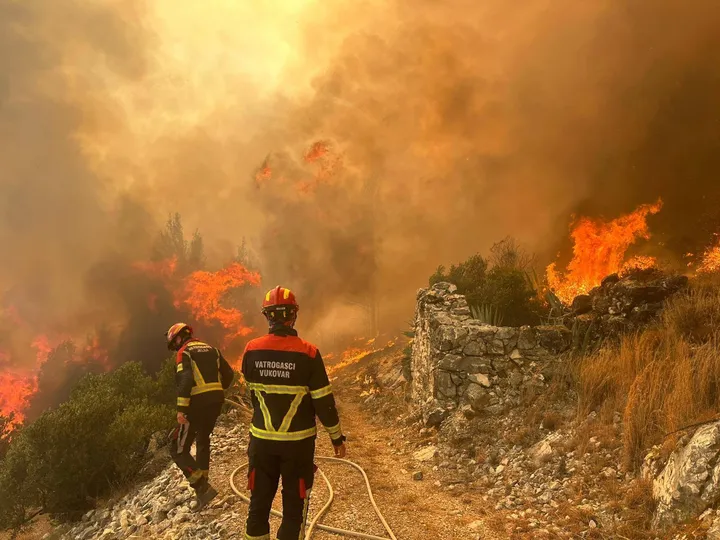 Vatrogasci tokom noći odbranili kuće od velikog požara na Hvaru