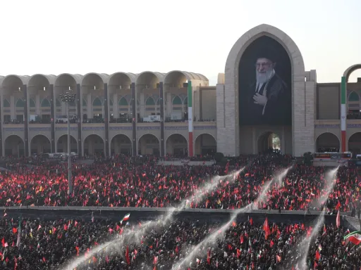 Orações pelo líder iraniano no segundo dia das cerimónias fúnebres