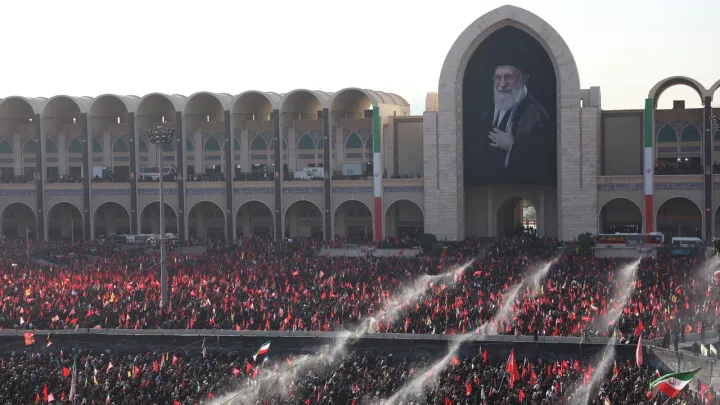 Orações pelo líder iraniano no segundo dia das cerimónias fúnebres