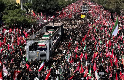 Teheran ispratio Khameneija: Tijelo bivšeg vrhovnog vođe nošeno ulicama grada