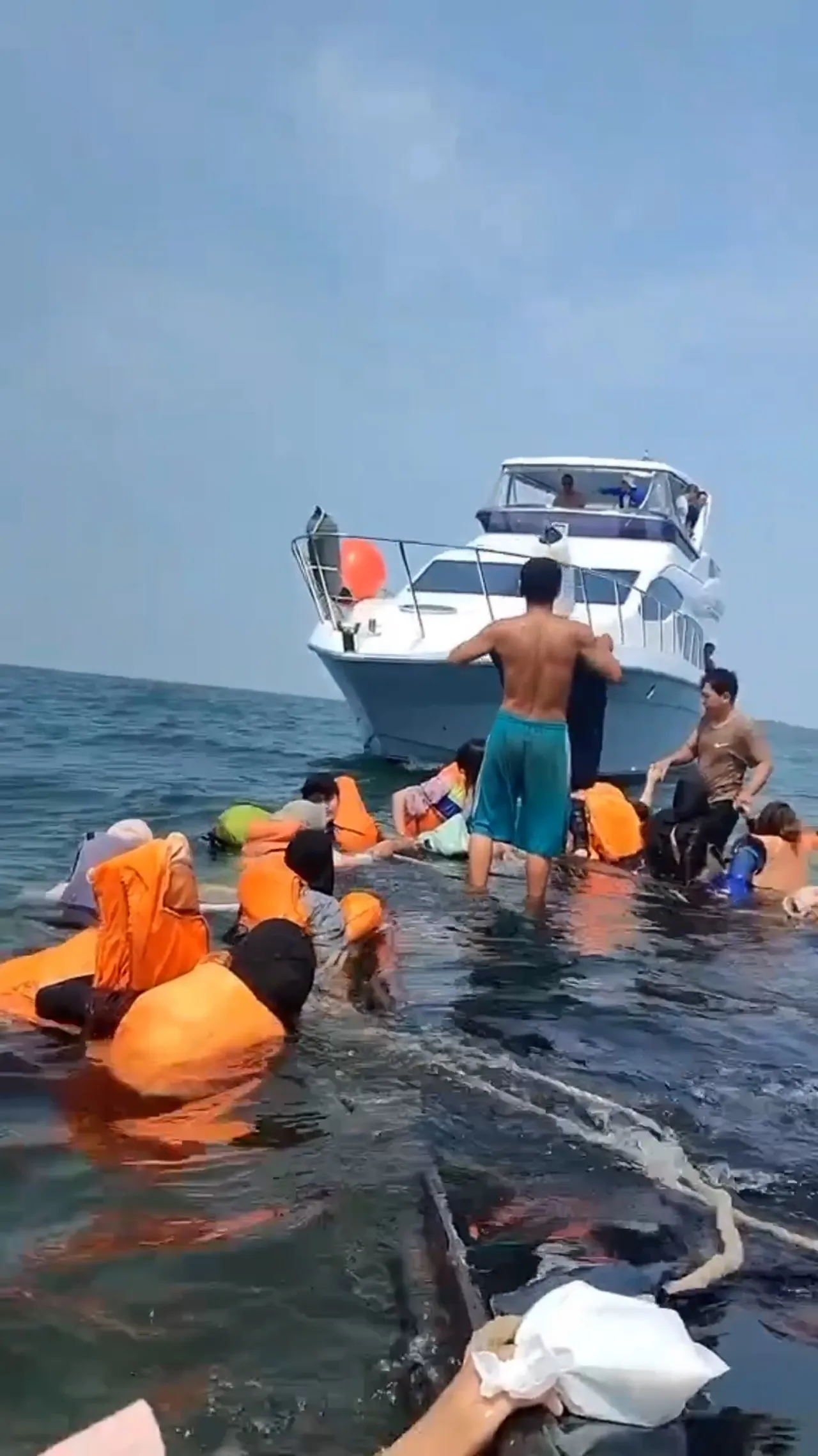 Kapal mati mesin di Kepulauan Seribu, 150 penumpang KM Makmur Jaya dievakuasi