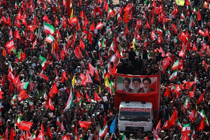 Le cortège funèbre de Khamenei a commencé la traversée de Téhéran