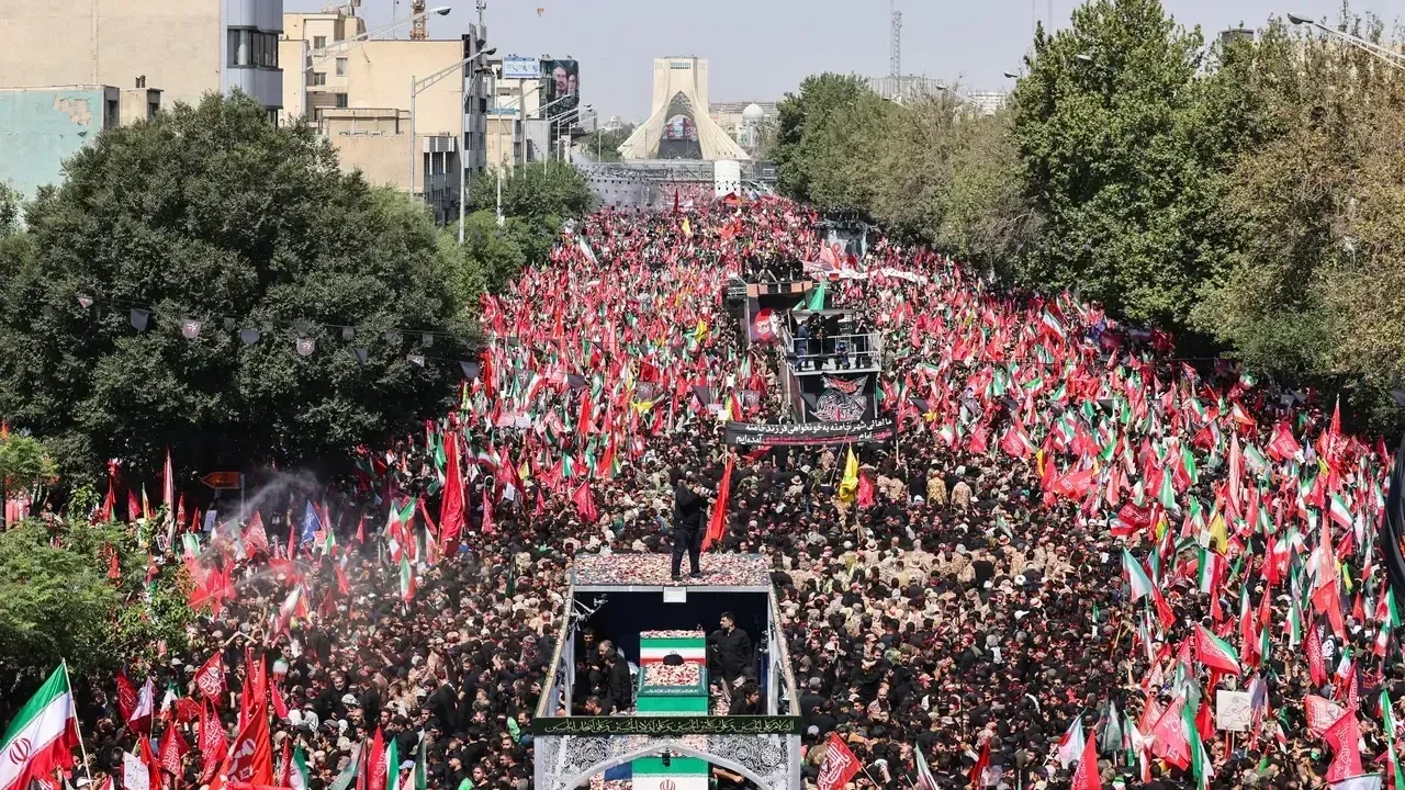صدها هزار نفر در مراسم تشییع علی خامنه‌ای در تهران شرکت کردند