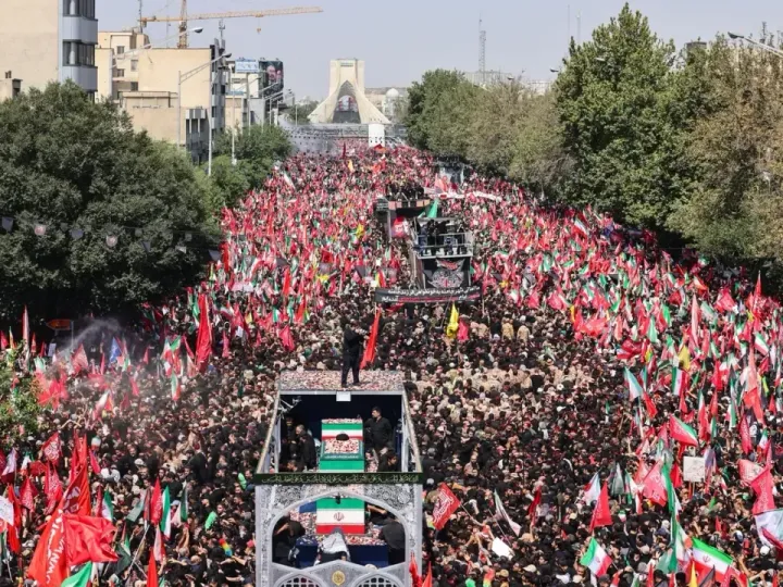 صدها هزار نفر در مراسم تشییع علی خامنه‌ای در تهران شرکت کردند