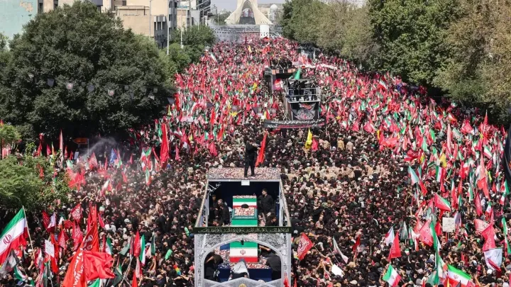 صدها هزار نفر در مراسم تشییع علی خامنهای در تهران شرکت کردند