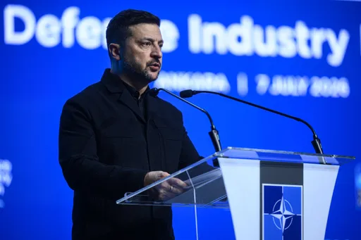 Зеленски во Анкара ја повика Европа да го забрза производството на воздушна одбрана