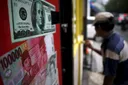Rupiah tertekan ke Rp17.995 per dolar AS di tengah sorotan Fitch terhadap ekonomi Indonesia