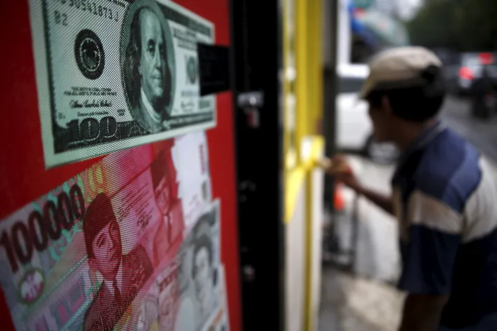 Rupiah tertekan ke Rp17.995 per dolar AS di tengah sorotan Fitch terhadap ekonomi Indonesia
