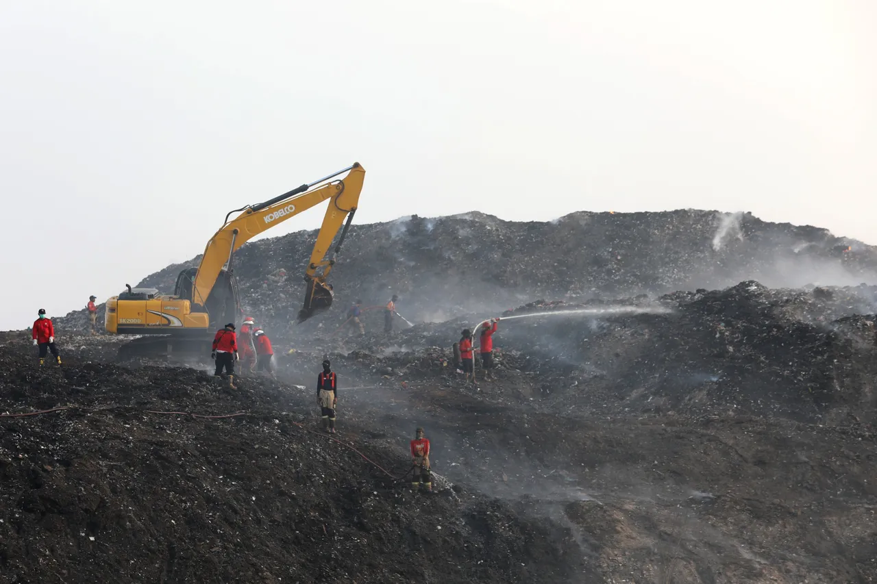 BNPB: Pemadaman kebakaran TPA Jatiwaringin capai 45 persen, operasi diperpanjang hingga malam