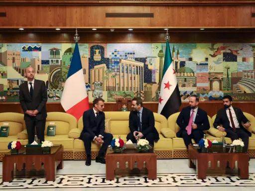 Macron torna-se o primeiro chefe de Estado da UE a visitar a Síria desde a destituição de Assad