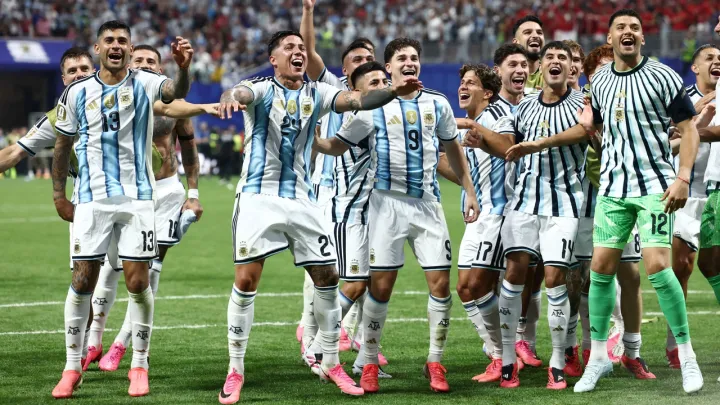 الأرجنتين تقلب تأخرها أمام مصر إلى فوز مثير وتتأهل إلى ربع نهائي كأس العالم