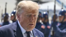 Трамп вновь потребовал Гренландию
