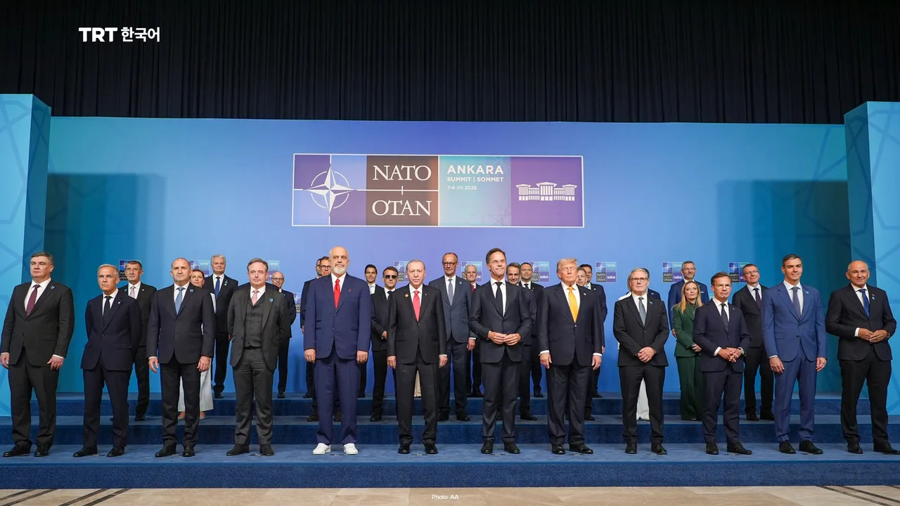 앙카라에서 열린 NATO 정상회의 단체 기념사진