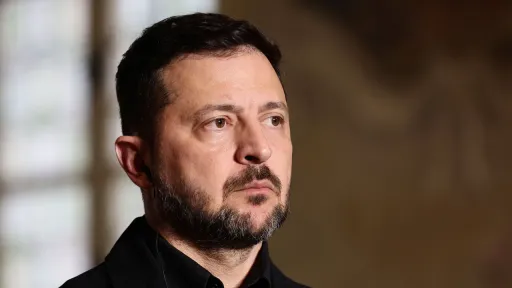 Зеленский Орусиядагы үч мунай иштетүүчү заводго жана бир контейнер кемесине сокку урганын билдирди