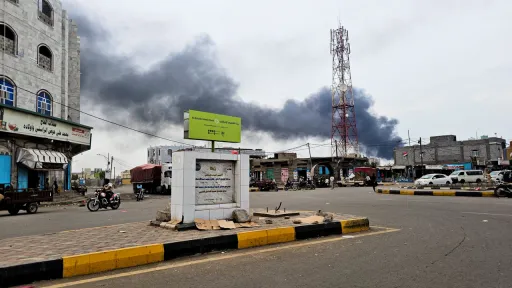 الجيش اليمني يعلن مقتل 7 أشخاص وإسقاط 11 مسيّرة بهجوم للحوثيين في المخا