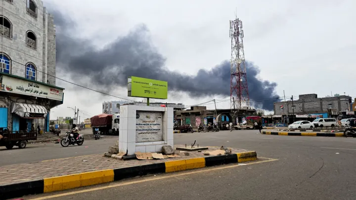 الجيش اليمني يعلن مقتل 7 أشخاص وإسقاط 11 مسيّرة بهجوم للحوثيين في المخا
