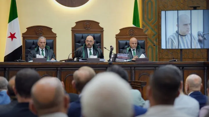 بينهم عاطف نجيب حضورياً.. الحكم بإعدام المخلوع الأسد وشقيقه و7 قيادات أمنية سابقة في سوريا