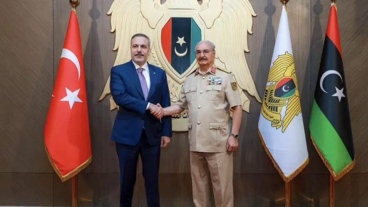 فيدان يلتقي خليفة حفتر في بنغازي خلال زيارته إلى ليبيا