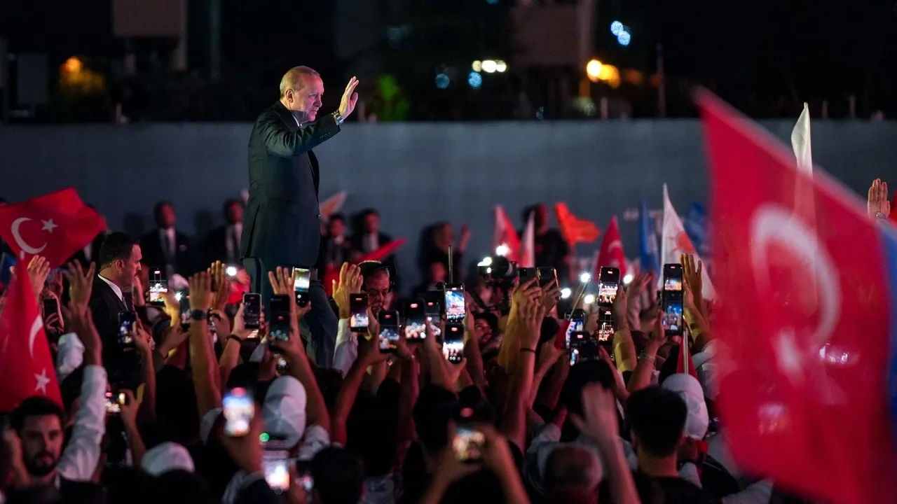 Ärdoğan partiyasen 25 yıllığı belän qotladı