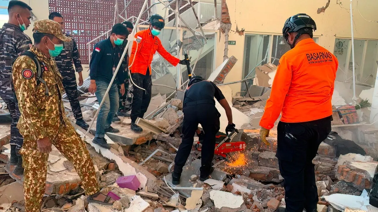 İndoneziyada 7,7 bal gücündə zəlzələ baş verib