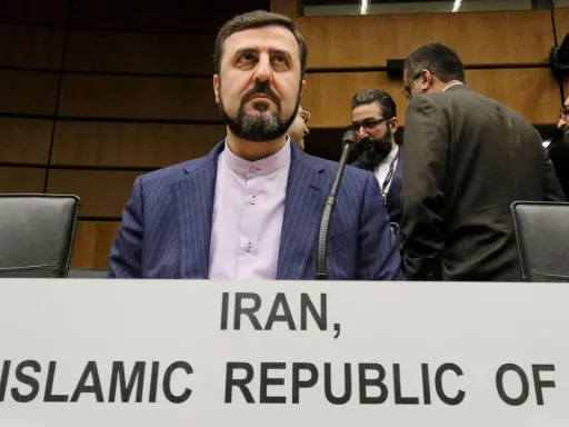 Irão rejeita declaração de Trump sobre Ormuz, dizendo que a via navegável 'permanecerá iraniana'