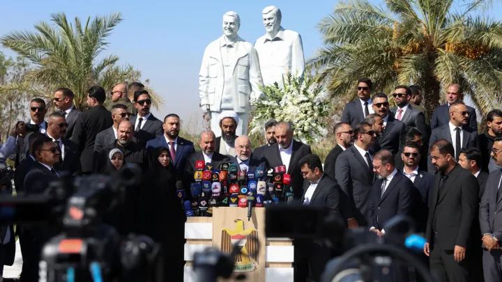 İran parlamenti spikerı Qalibaf Ğıyraqqa säfären Söläymani häykälenä barudan başladı